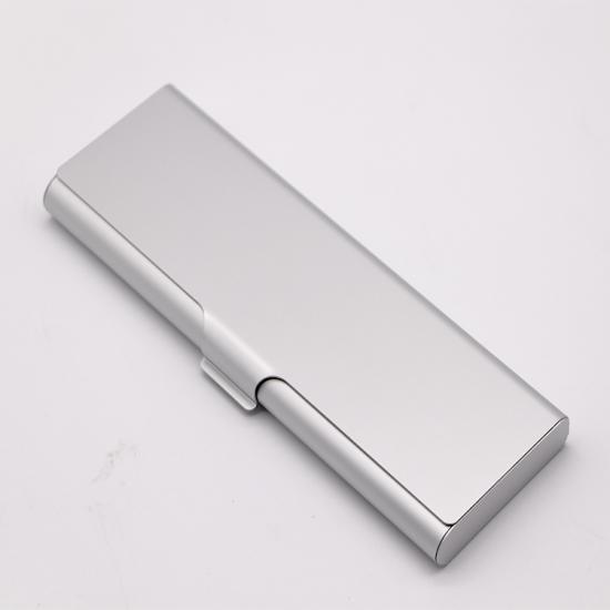 Caja de aluminio para guardar artículos de papelería y gafas.