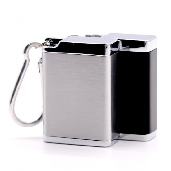 Cenicero de aluminio portátil para exteriores con luz y diseño de tapa y gancho.