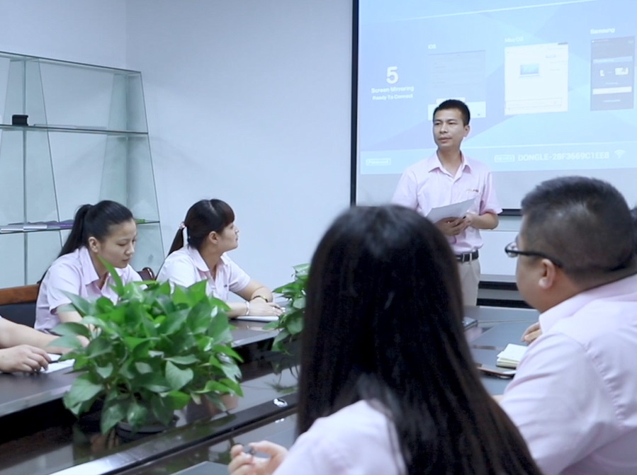 El equipo de Comercio Exterior del Grupo del Puerto Marítimo de Xiamen celebra una reunión de resumen de julio en la oficina de la fábrica de Zhangzhou.